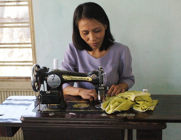 vietnam sewing machinem043%20leader%20of%20one%20of%20the%20savings%20groups%20works%20at%20her%20sewing%20machine%20at%20her%20habitat%20house%20in%20danang