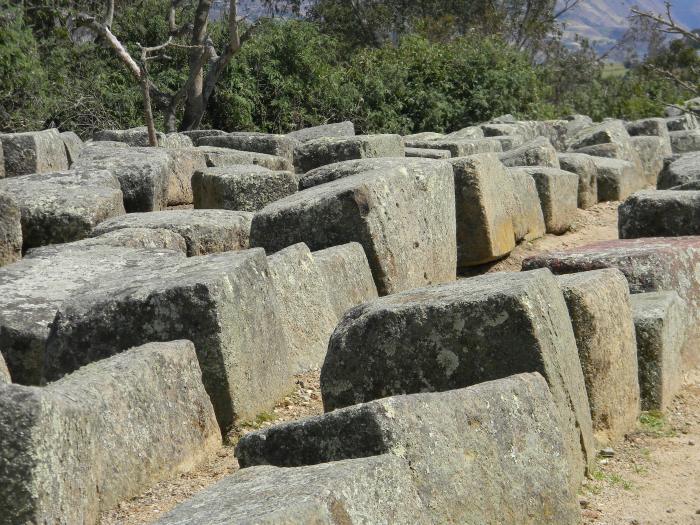 Right-angled stones cut the Incan way