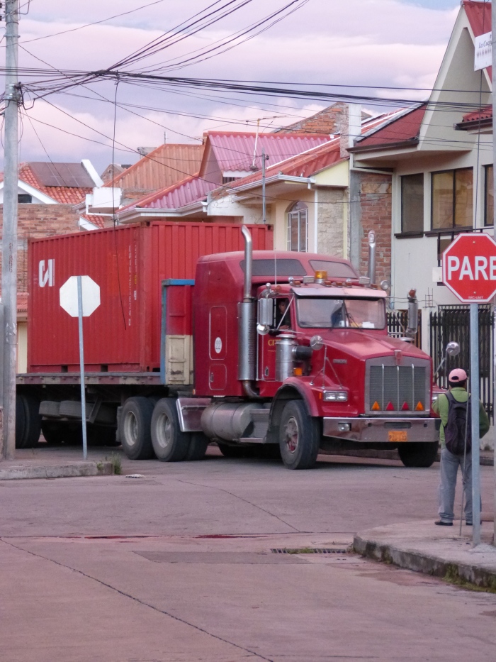 The container truck approaches our cul-de-sac (el returno).