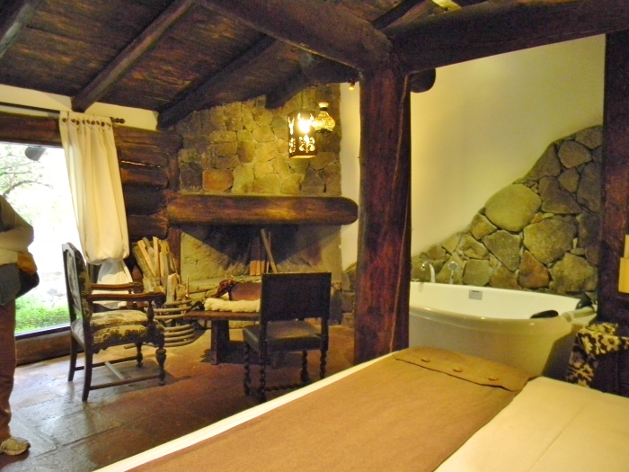 The more expensive rooms include a fireplace and Jacuzzi tub.  (Kathy's image)